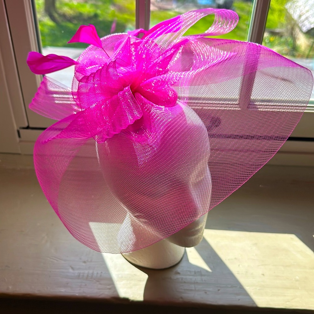 Derby Day ready! Gorgeous bright pink fascinator, held by hair clips